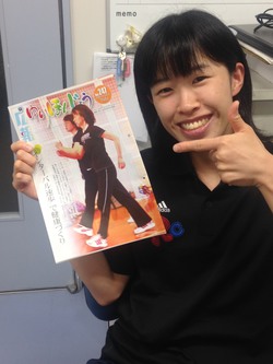 広報誌を手に！森川真悠子先生